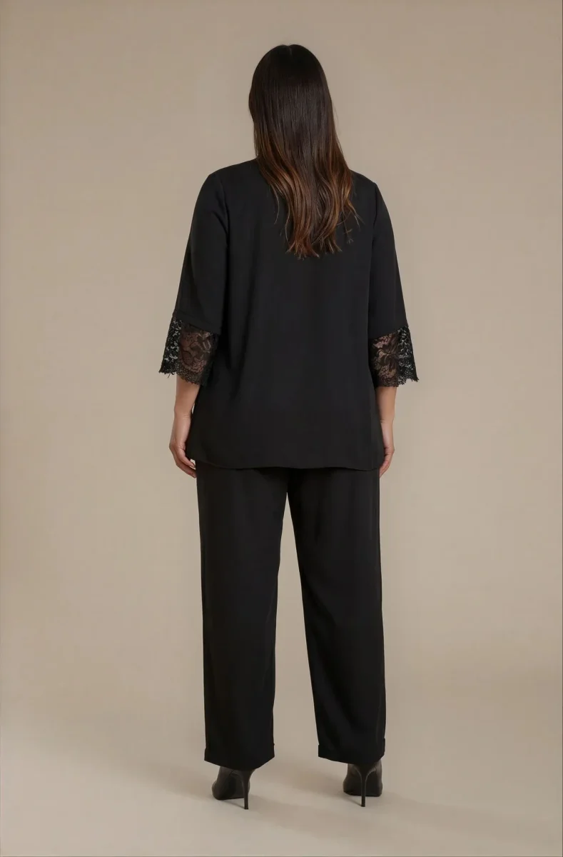 Caban con polsi in pizzo e spilla curvy - immagine 4