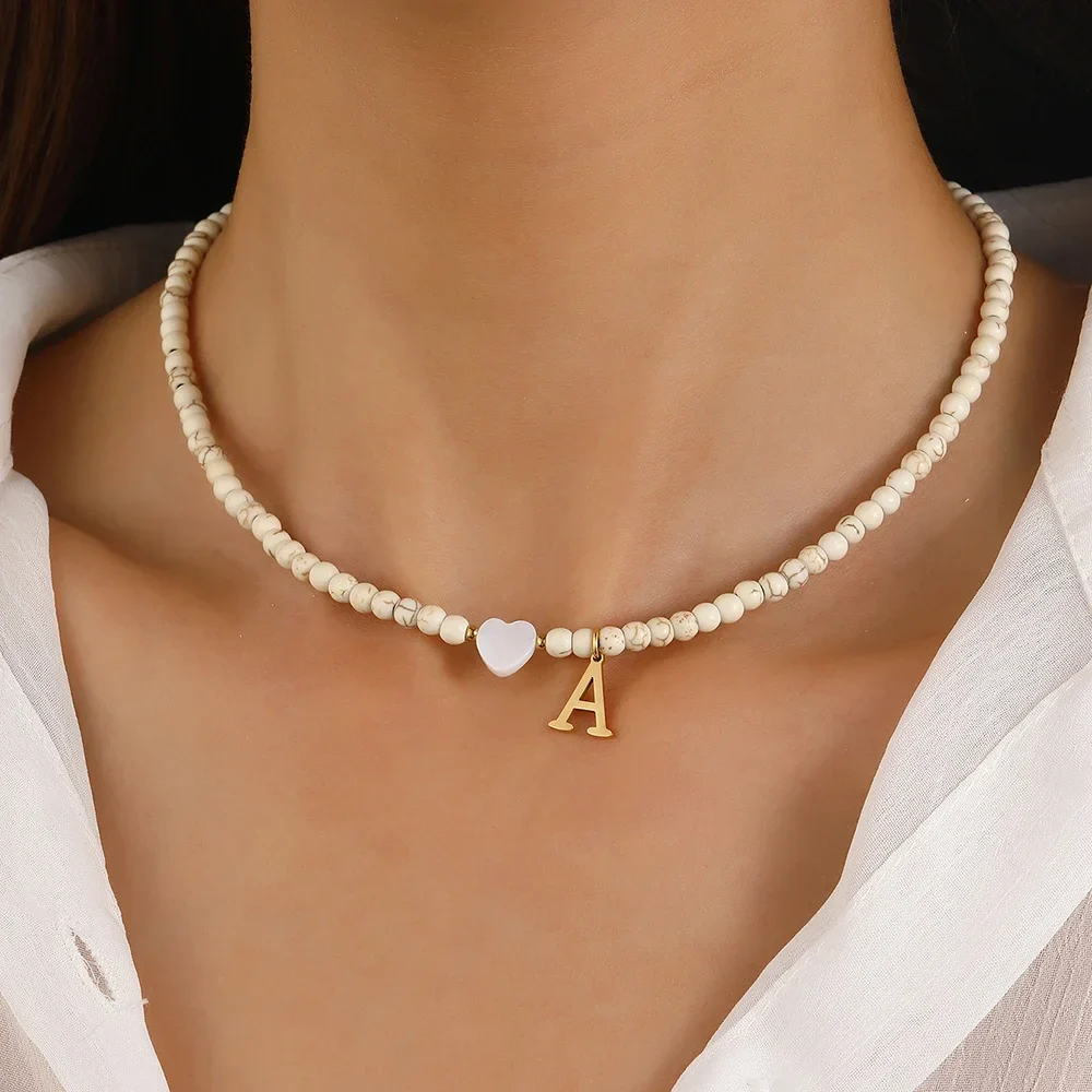 Choker boho con perline, cuore in conchiglia e iniziale in acciaio – collana personalizzata stile 2025 - immagine 2