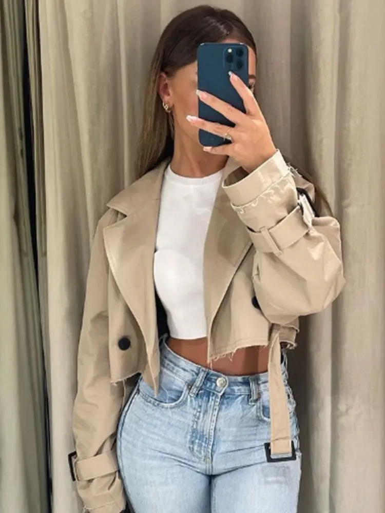 Giacca trench corta con cintura – cropped trench vintage street-style doppio petto - immagine 3