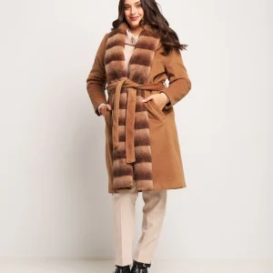 Cappotto con bordura in ecopelliccia e cintura curvy