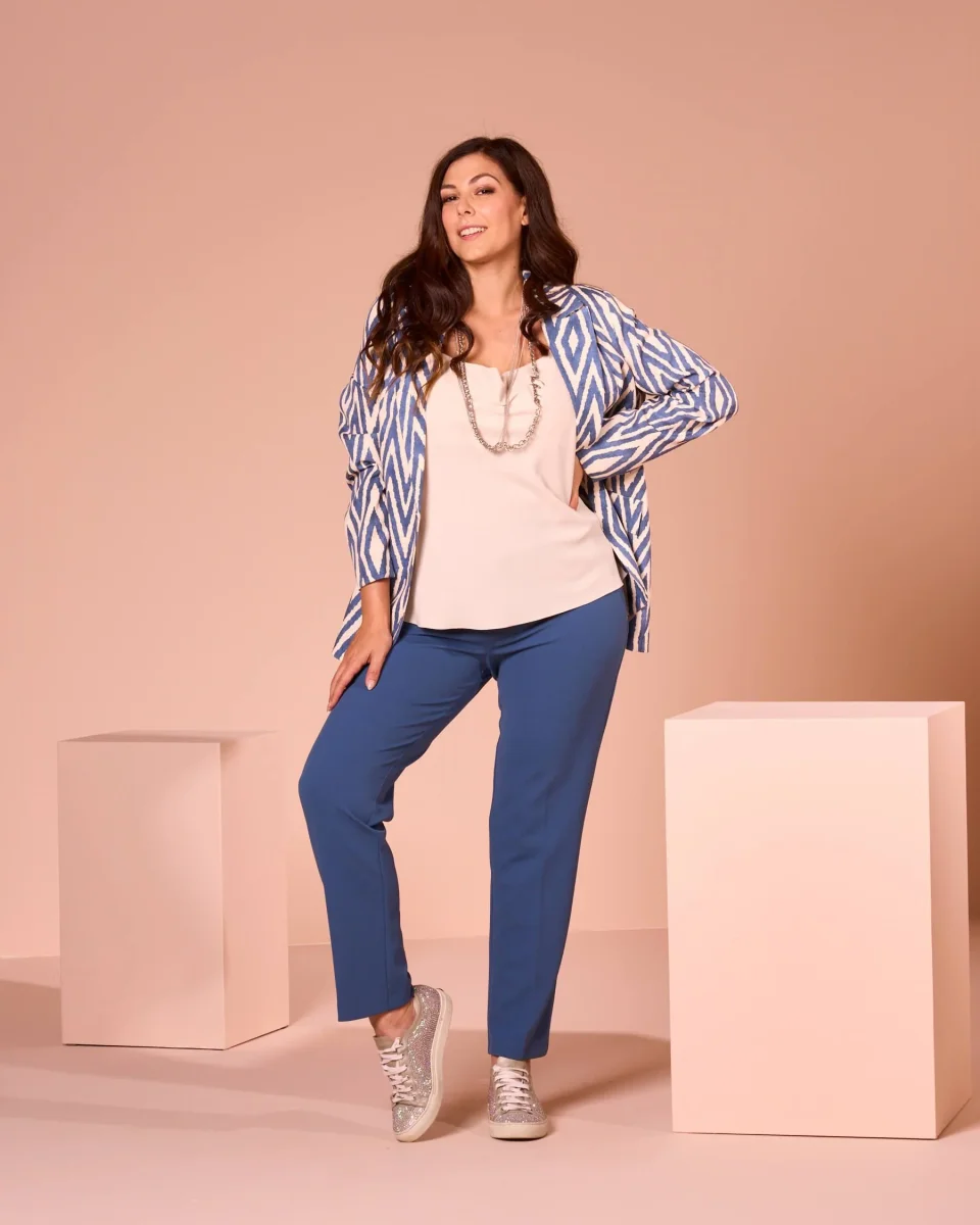 Top sbieco con scollo a cappuccio curvy